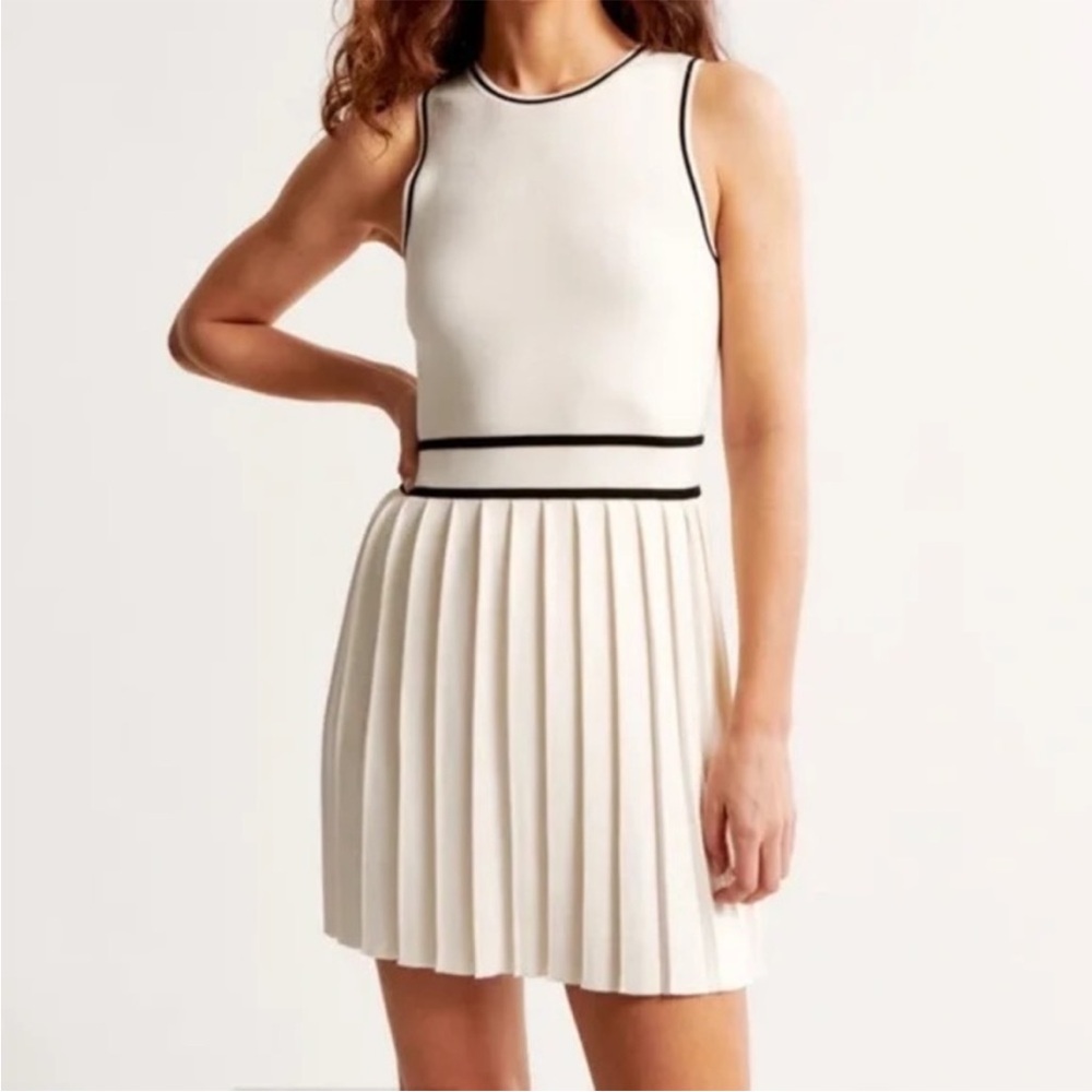 Abercrombie - Pleated Knit Golf Dress in White/Black, XS